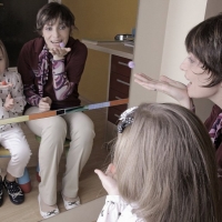 Tükör előtt minden jobban látható, ellenőrizhető: annak is, aki adja, annak is, aki kapja az instrukciókat.